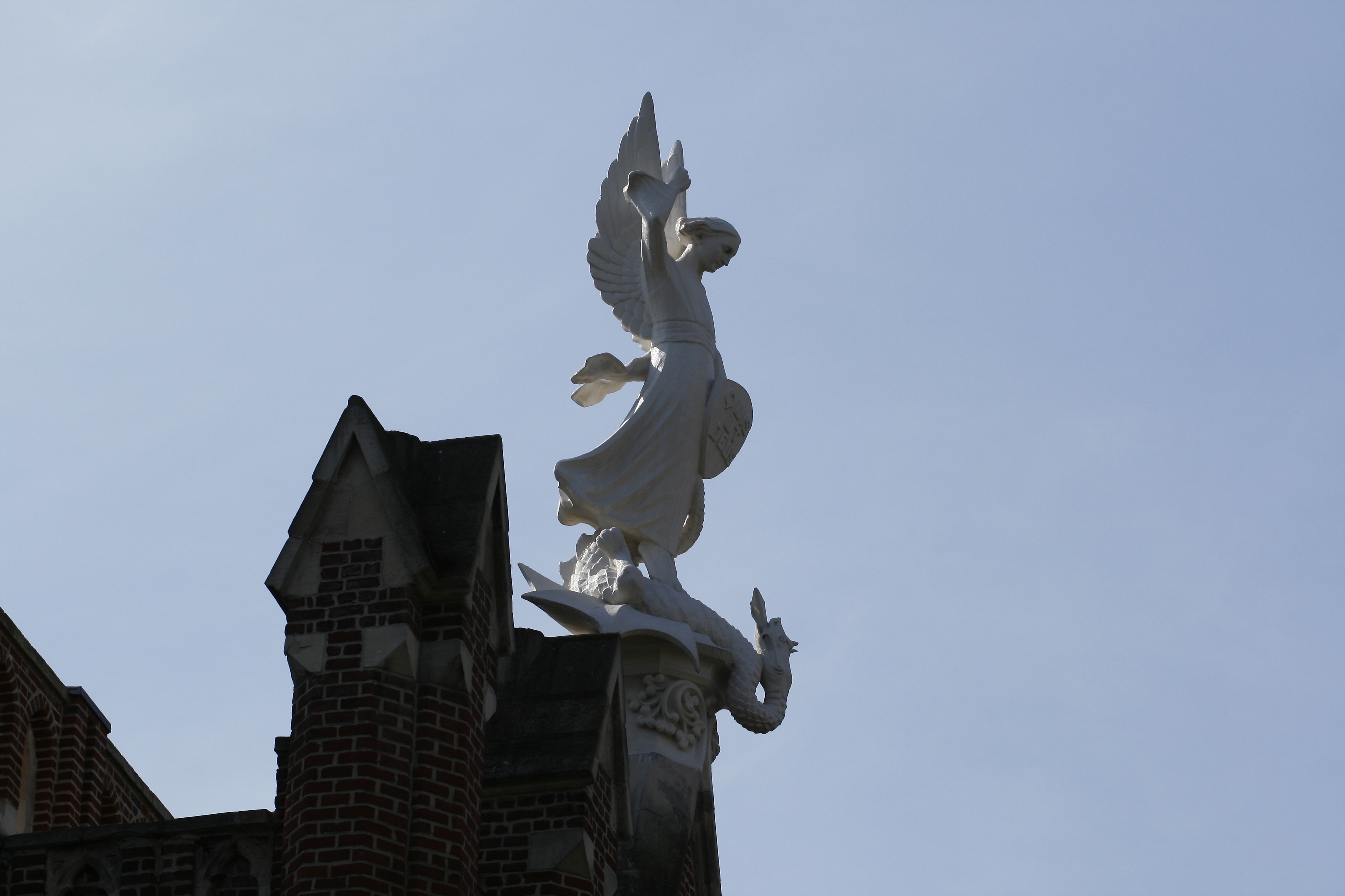 L'archange Saint-Michel terrassant le dragon, surplombe l'Hôtel Académique
