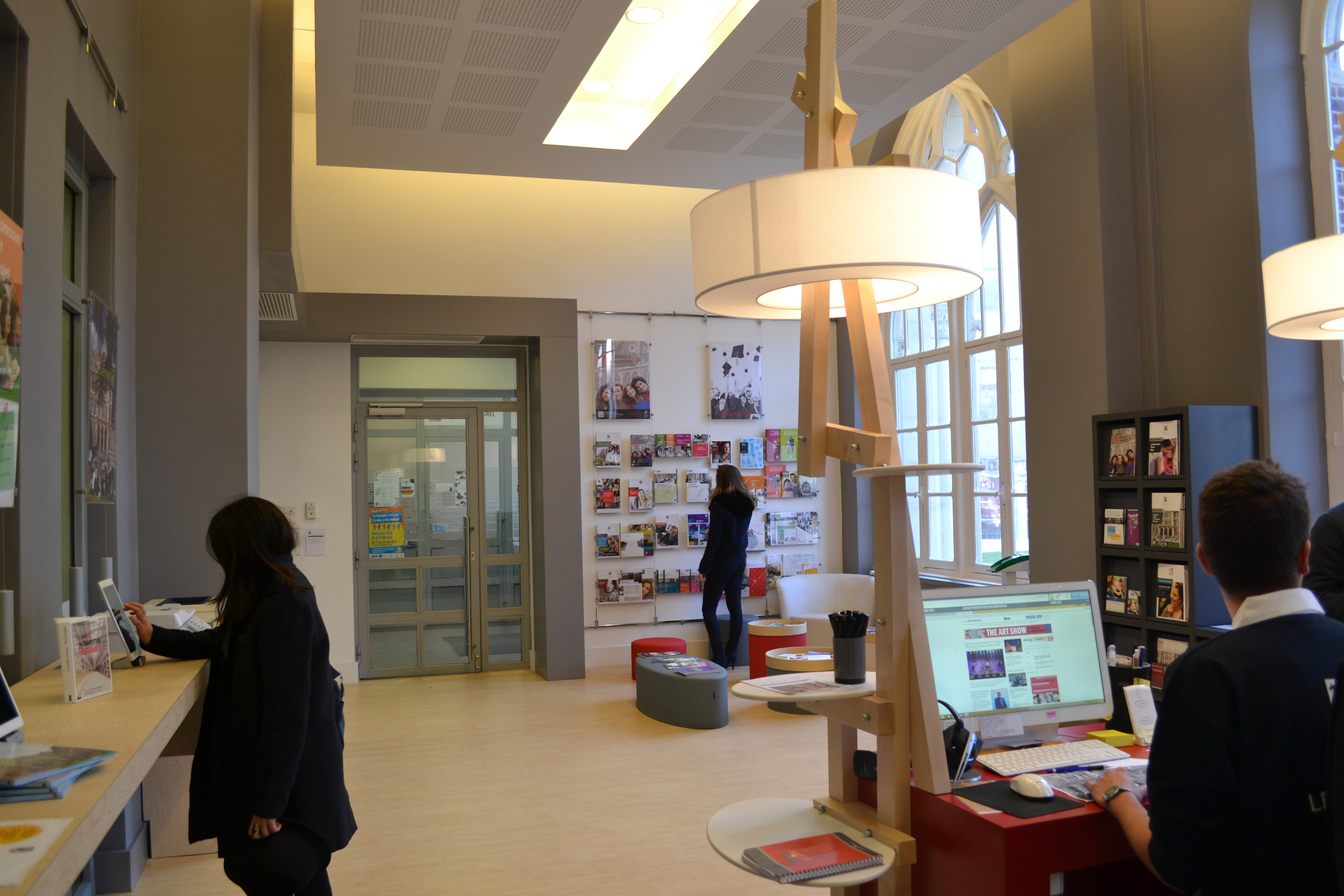 Photo au sein de l'Acceuil Front Office de l'Université Catholique de Lille
