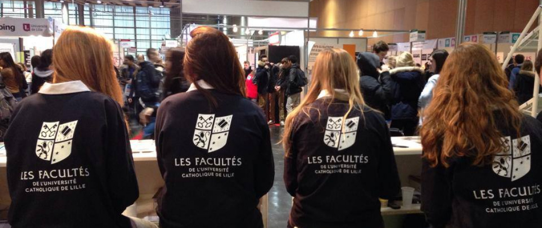 Photo d'étudiants de dos avec polo - Les Facultés de l'Université Catholique de Lille