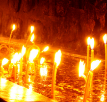 visuel de bougies allumées avec le logo de la radio RCF
